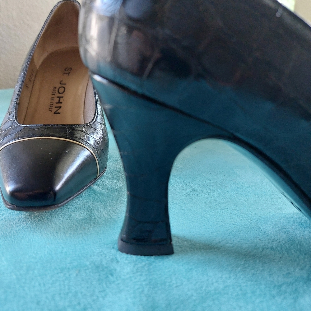 St. John 3" Leather Black Pump w/Smooth & Faux Alligator Pattern, Size 6B, Italy - Picture 9 of 11